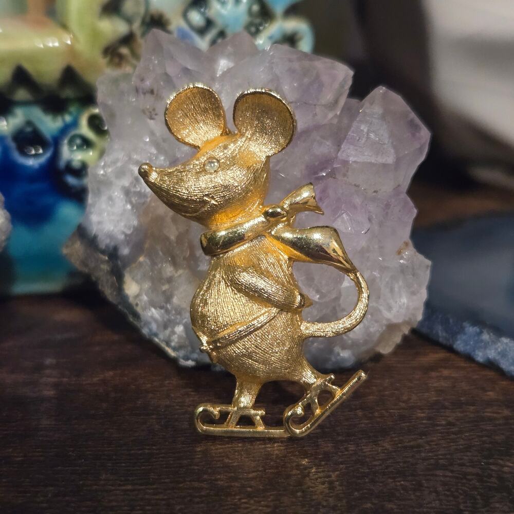 Vintage Emmons Mouse on Ice Skates Brooch Pin Estate Jewel